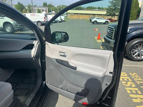 Used 2017 Toyota Sienna LE image 17