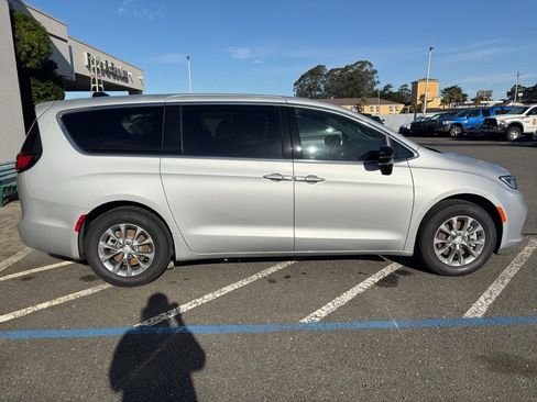 New 2026 Chrysler Pacifica Select image 18