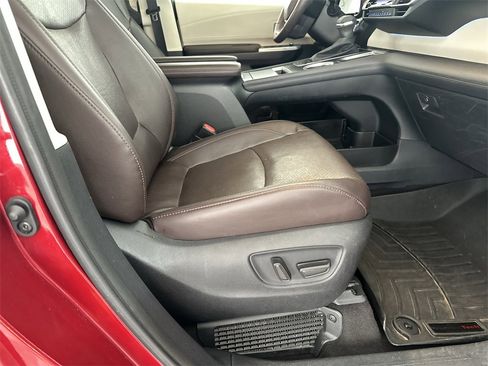 Used 2023 Toyota Sienna Platinum image 38