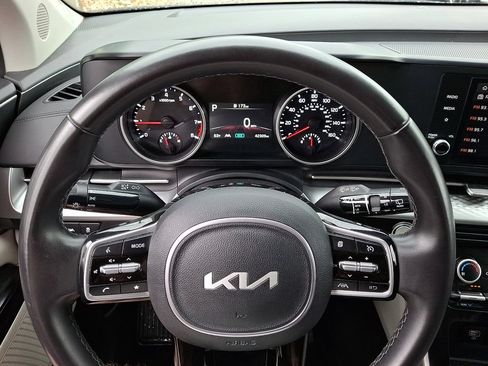 Used 2024 Kia Carnival LX FWD image 19