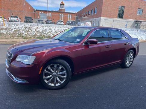 Used 2017 Chrysler 300 Touring w/ Value Package image 2