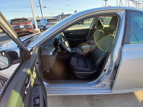 Used 2024 Nissan Altima 2.5 SV image 9