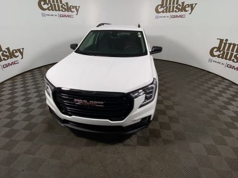 Certified 2024 GMC Terrain SLE w/ Driver Convenience Package FWD image 3