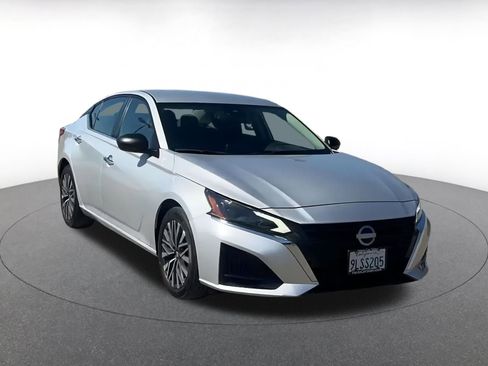 Used 2024 Nissan Altima 2.5 SV image 3