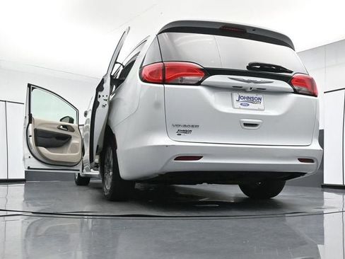 Used 2021 Chrysler Voyager Lxi FWD image 40