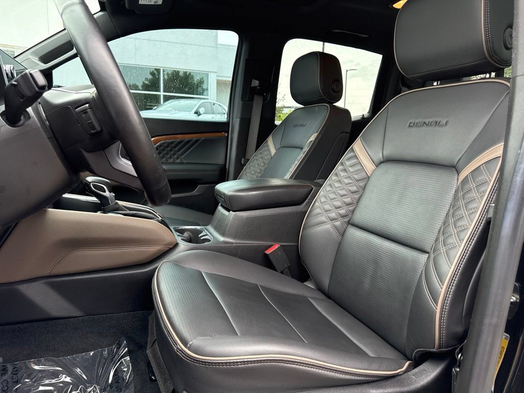 Used 2023 GMC Canyon Denali w/ Denali Black Edition AWD/4WD image 9