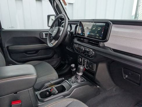 Used 2025 Jeep Wrangler Unlimited Sahara AWD/4WD image 30