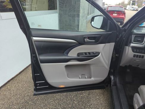Used 2018 Toyota Highlander XLE w/ Carpet Mat Package (TMS) AWD/4WD image 13
