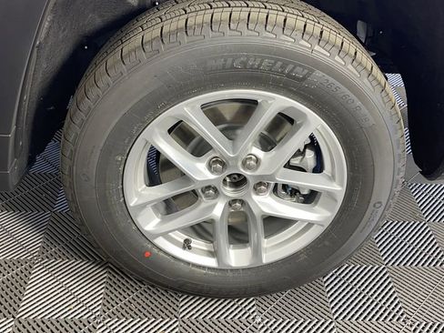 New 2025 Jeep Grand Cherokee L Laredo image 32