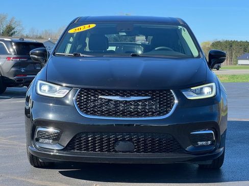 Used 2024 Chrysler Pacifica Touring-L FWD image 48