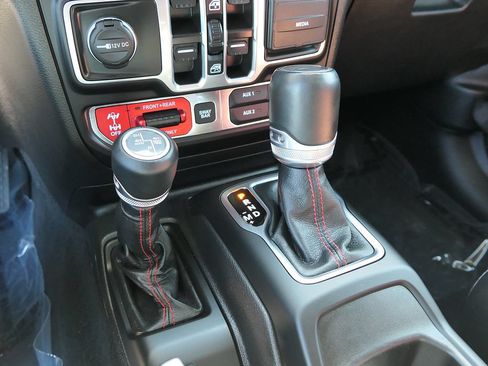 Used 2023 Jeep Wrangler Unlimited Rubicon 4xe AWD/4WD image 23