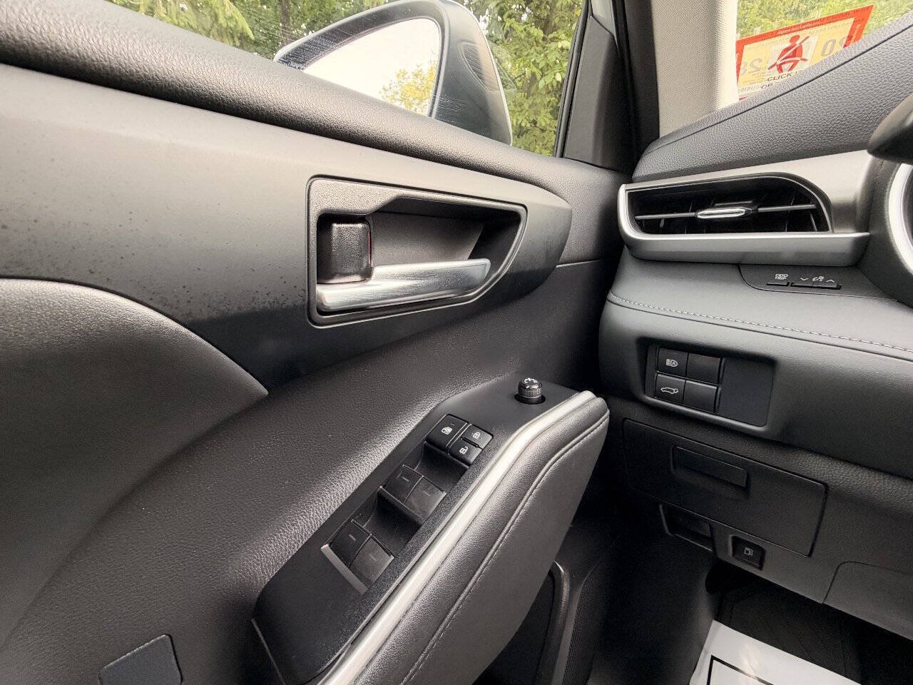 Used 2021 Toyota Highlander XLE AWD/4WD image 25