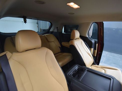 Certified 2024 Kia Carnival LX image 18