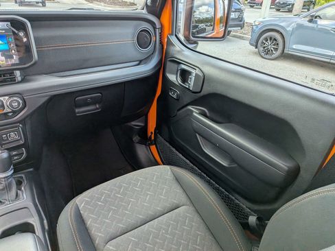 Used 2025 Jeep Gladiator Mojave w/ Convenience Group AWD/4WD image 14