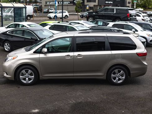 Used 2017 Toyota Sienna LE FWD image 11