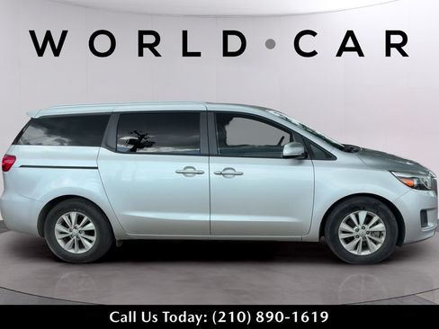 Used 2017 Kia Sedona LX w/ LX Essentials Premium Package FWD image 3