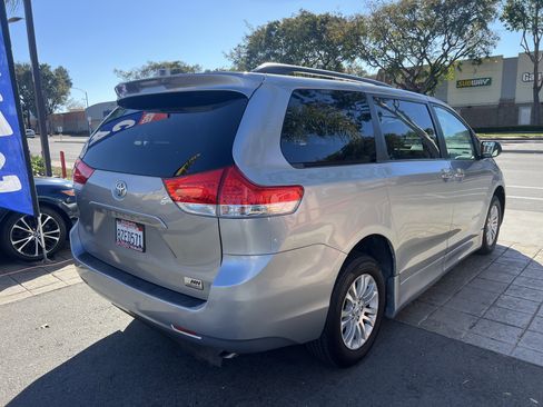 Used 2011 Toyota Sienna XLE image 22