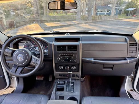 Used 2012 Jeep Liberty Sport image 7