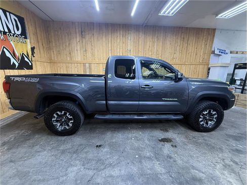 Used 2018 Toyota Tacoma TRD Off-Road AWD/4WD image 3