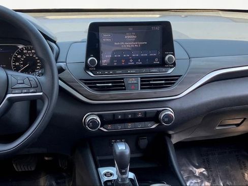 Used 2024 Nissan Altima 2.5 SV image 9