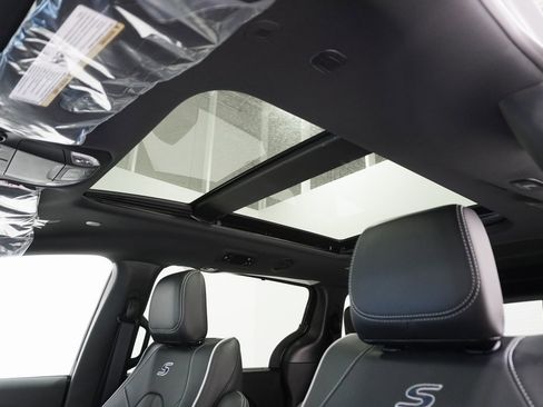 Used 2024 Chrysler Pacifica Limited w/ S Appearance Package image 14