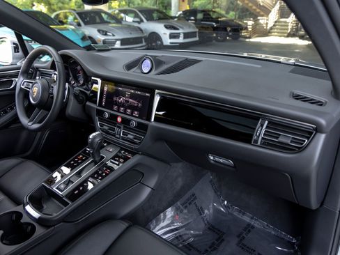 Certified 2025 Porsche Macan AWD/4WD image 55