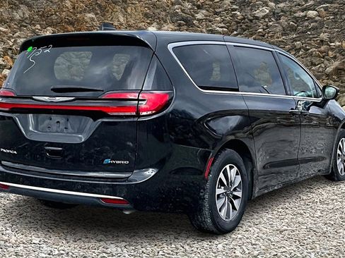 Used 2023 Chrysler Pacifica Touring-L image 2