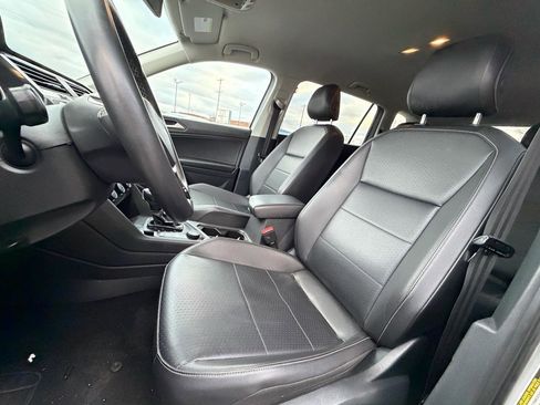 Used 2021 Volkswagen Tiguan SE image 16
