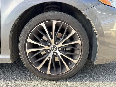 Used 2020 Toyota Camry SE w/ Sunroof Package image 12