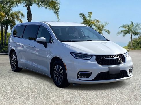 Used 2023 Chrysler Pacifica Touring-L FWD image 6