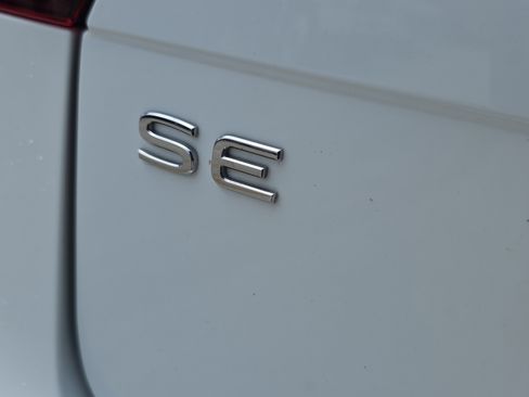 Used 2024 Volkswagen Tiguan SE FWD image 10