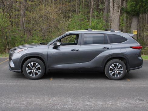 Used 2023 Toyota Highlander XLE AWD/4WD image 5
