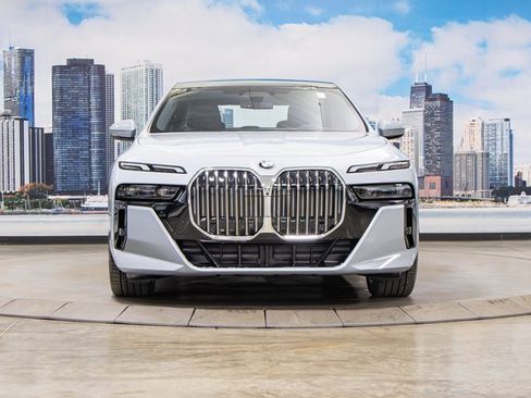 Used 2025 BMW 740i xDrive image 3