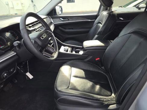 Used 2023 Jeep Grand Cherokee Limited image 3