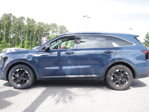 Used 2024 Kia Sorento S w/ Panoramic Sunroof Package FWD image 2