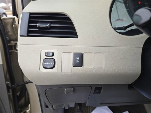 Used 2011 Toyota Sienna LE image 18