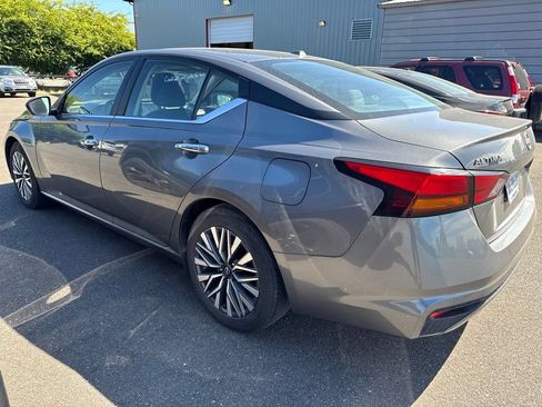 Used 2024 Nissan Altima 2.5 SV FWD image 2