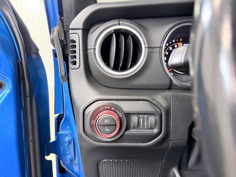 Used 2020 Jeep Gladiator Overland AWD/4WD image 34