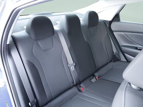 Used 2021 Hyundai Elantra SE image 25