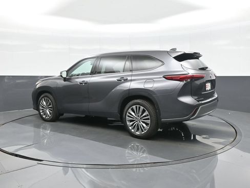 Certified 2021 Toyota Highlander Platinum AWD/4WD image 5