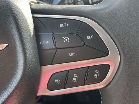 Used 2024 Chrysler Pacifica Touring-L FWD image 22