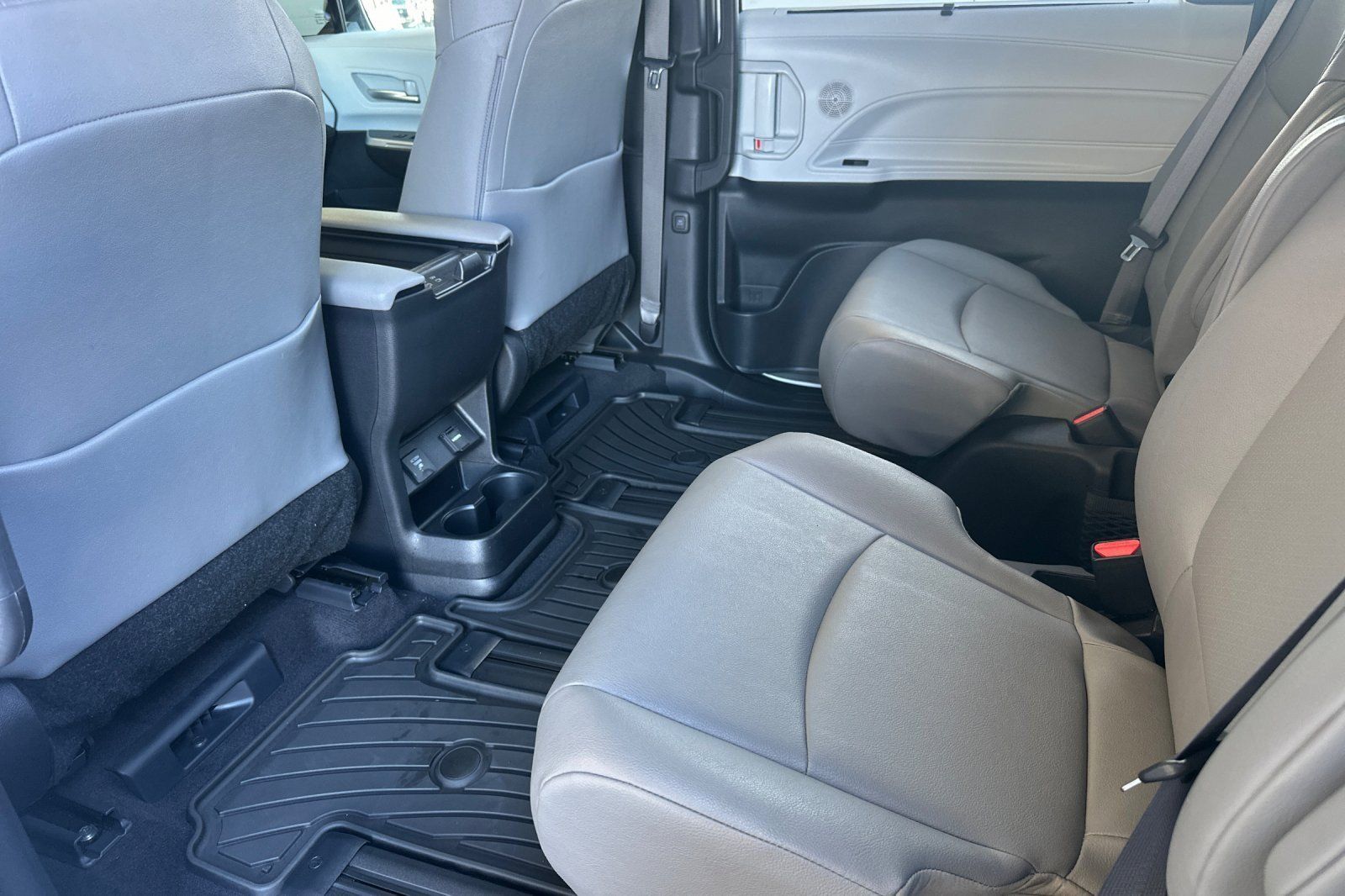 Used 2025 Toyota Sienna XLE w/ XLE Plus Package AWD/4WD image 11