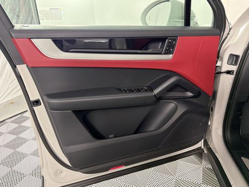Certified 2026 Porsche Cayenne AWD/4WD image 14