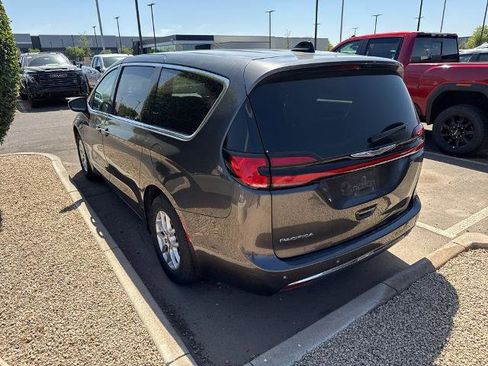 Used 2023 Chrysler Pacifica Touring-L image 4