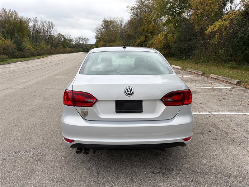 Used 2012 Volkswagen Jetta GLI Autobahn FWD image 4