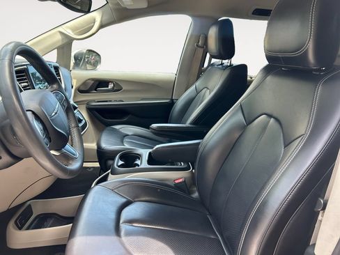 Used 2023 Chrysler Pacifica Touring-L FWD image 9
