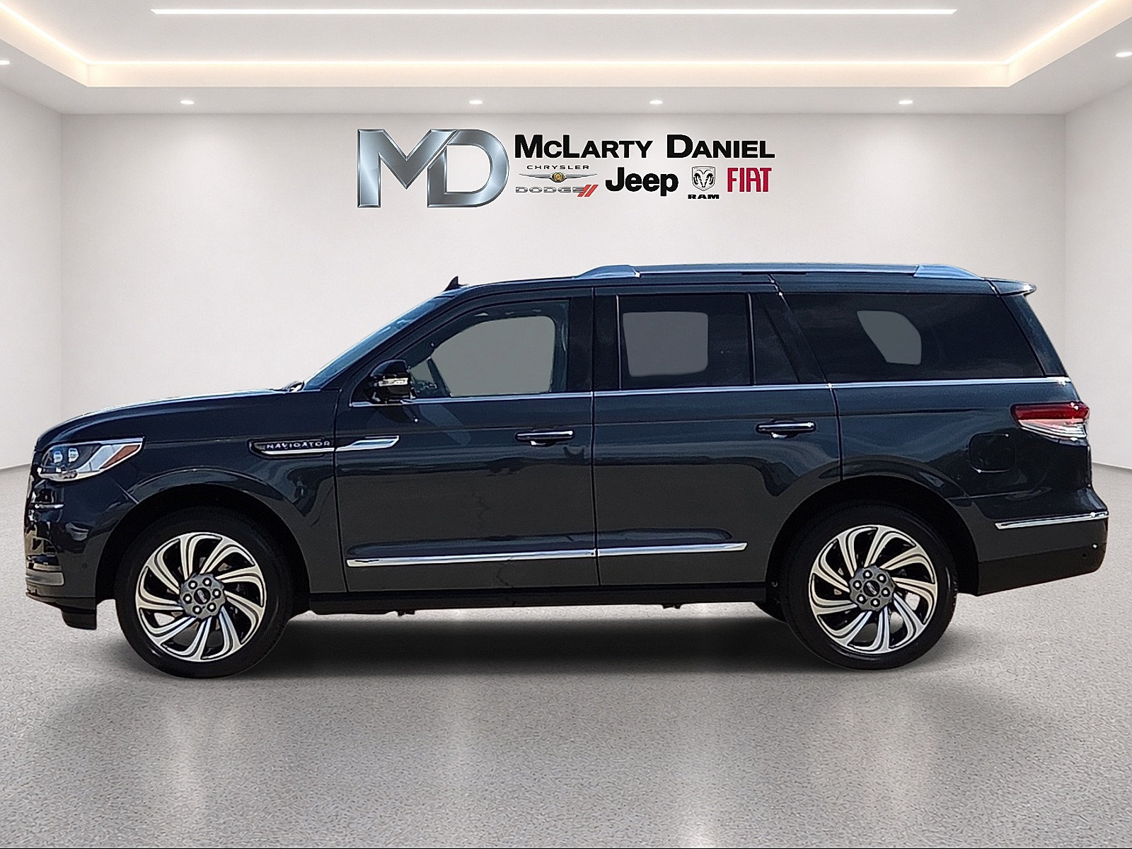 Used 2024 Lincoln Navigator Reserve AWD/4WD image 3