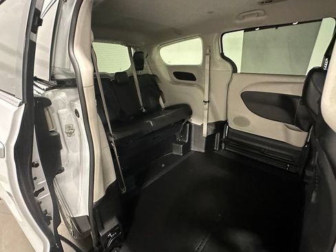 Used 2023 Chrysler Pacifica Touring-L FWD image 32