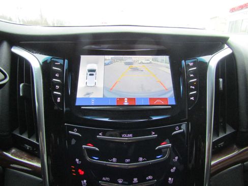 Used 2019 Cadillac Escalade Luxury w/ Escalade Sport Edition image 15