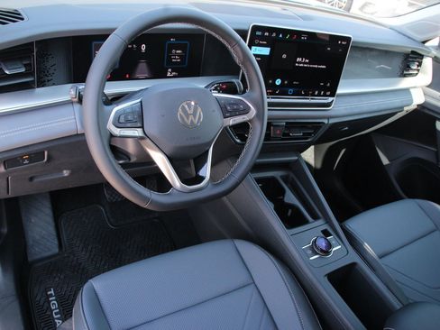Certified 2025 Volkswagen Tiguan SE FWD image 8